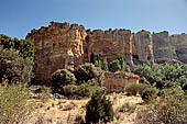 Hoces del ro Riaza, Montejo Spagna - Convento del Casuar, ruderi della cappella preromanica ai piedi della roccia dove alcuni monaci eremiti avevano le loro celle. 